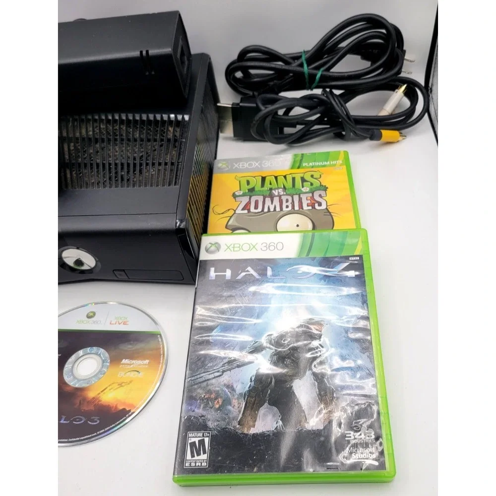 Microsoft Xbox 360 Slim S 1439Console Wireless Controller 4GB 3 GAMES BUNDLE